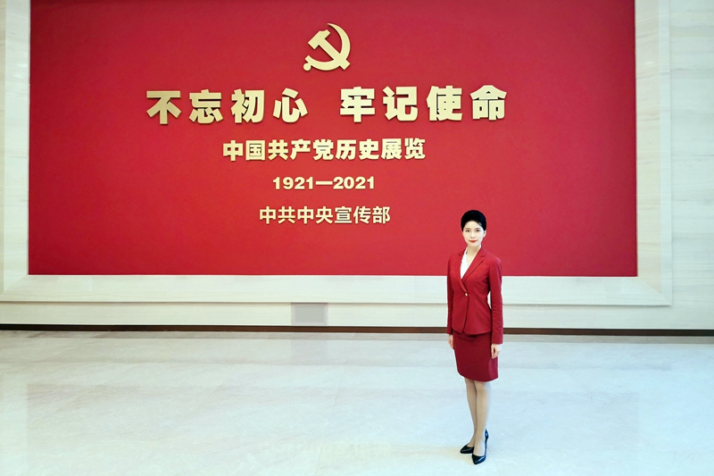 3.讲解员陈倩2020年借调到由中宣部举办的“不忘初心、牢记使命”中国共产党历史展览担任讲解工作,并被授予“金牌讲解员”荣誉称号.jpg