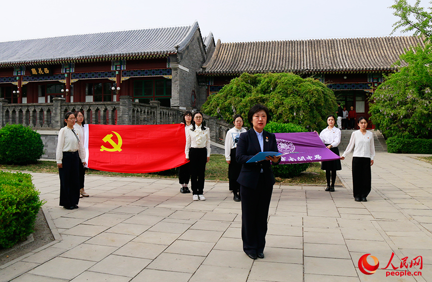 天津市南开中学滨海生态城学校党委书记蔡利云讲授微党课。人民网记者 唐心怡摄