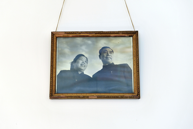 一直挂在周恩来卧室里的周恩来、邓颖超合影