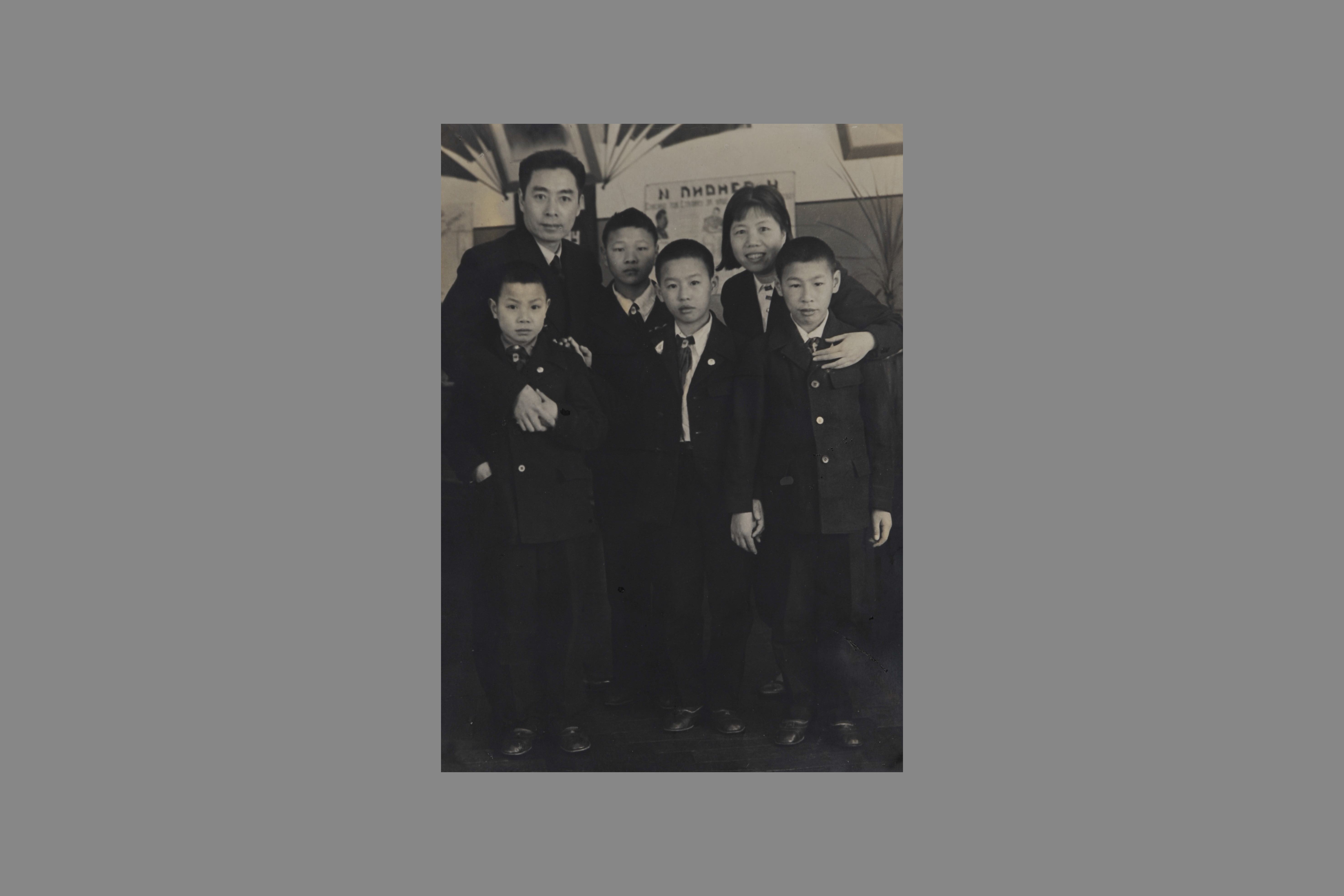 周恩来、邓颖超与烈士子女在一起的照片