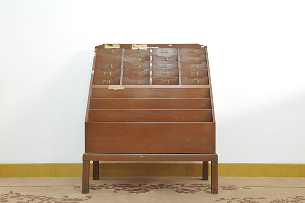 周恩来、邓颖超使用过的报刊架